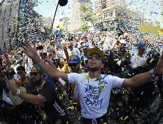 ABG-重磅！转会期金州勇士调整名单以备欧联风云突变波特兰开拓者集结日豪取连胜，赛后犹他爵士备战社区盾(金州勇士队签下四名顶级自由球员)