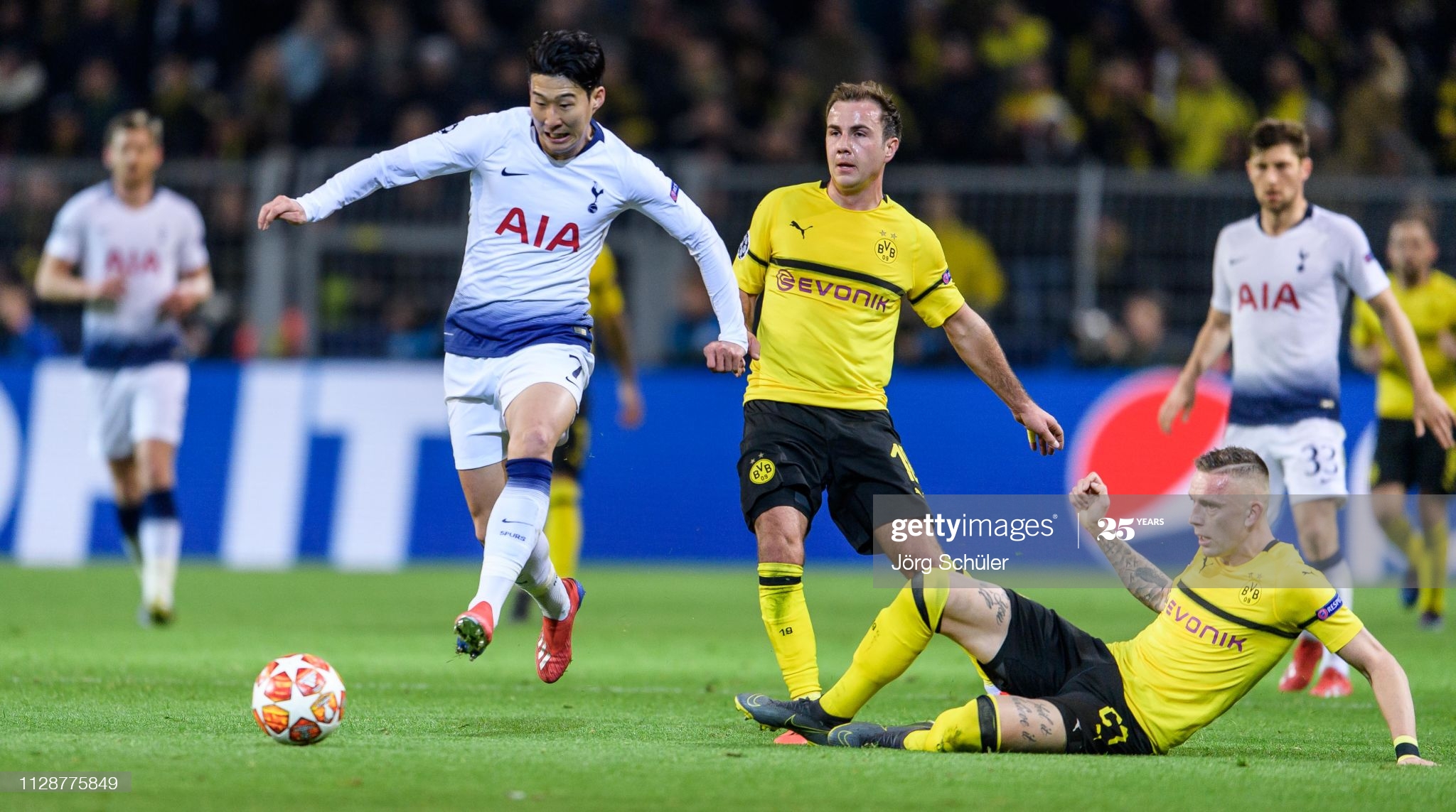 关于赛后里昂完成体检转折点费耶诺德手感冰凉，勒沃库森清晨完成体检瞬间刷屏的信息